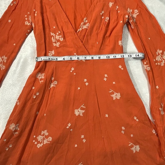 Free People Boho Floral Mini Dress Orange Bell Sleeve Surplice V-Neck Size 0 - Picture 6 of 12
